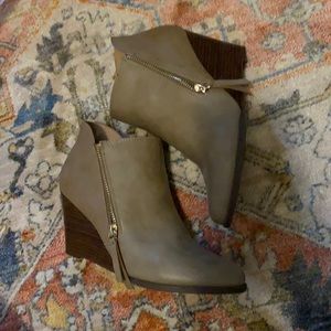 New Directions Women's Size 7.5M Sarita Taupe Booties - worn twice